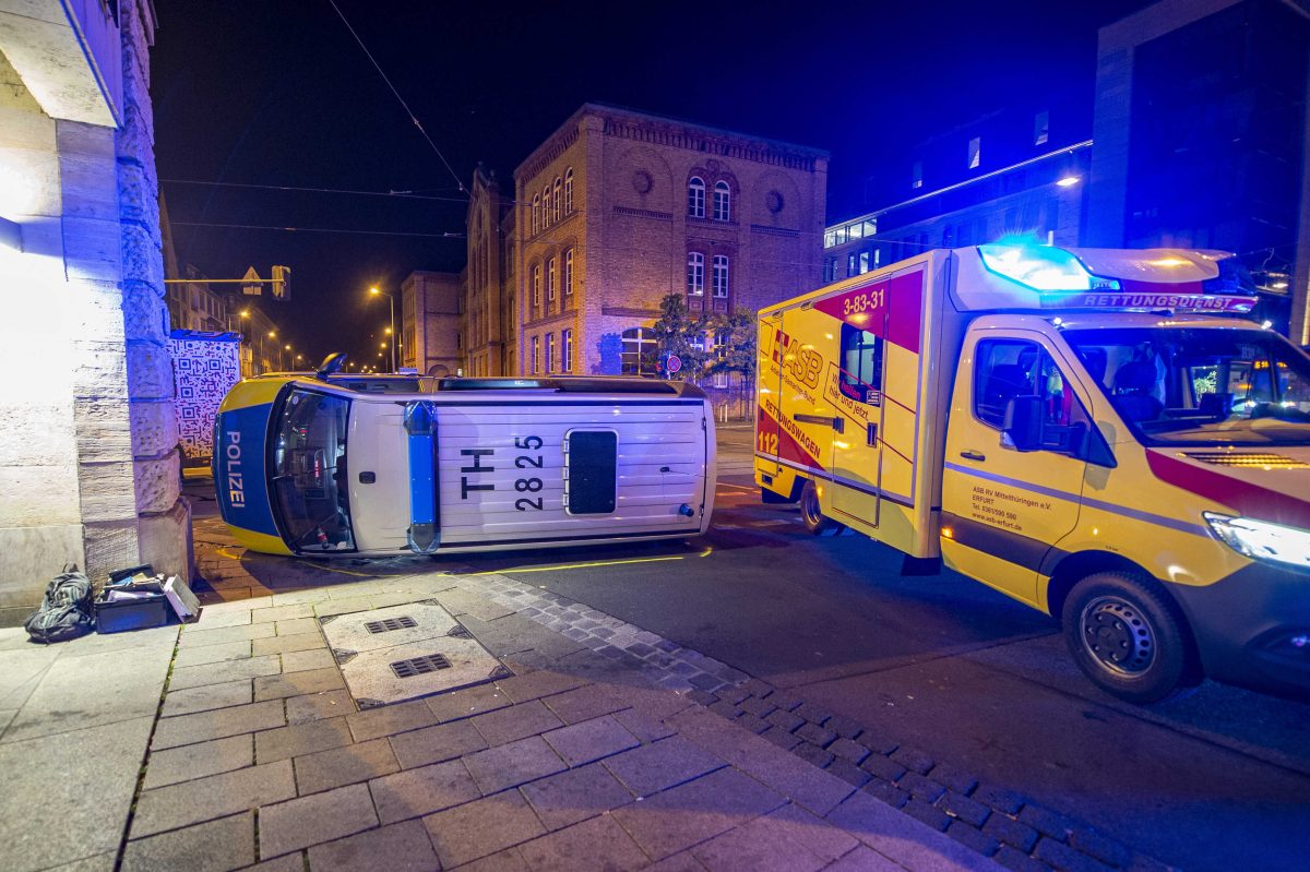 Unfallstelle Polizeiwagen liegt auf der Seite