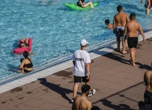 Der Sommer in Thüringen war heiß und trieb viele in Freibäder. Doch dort kam es immer wieder zu Vorfällen, sodass Security nötig war.