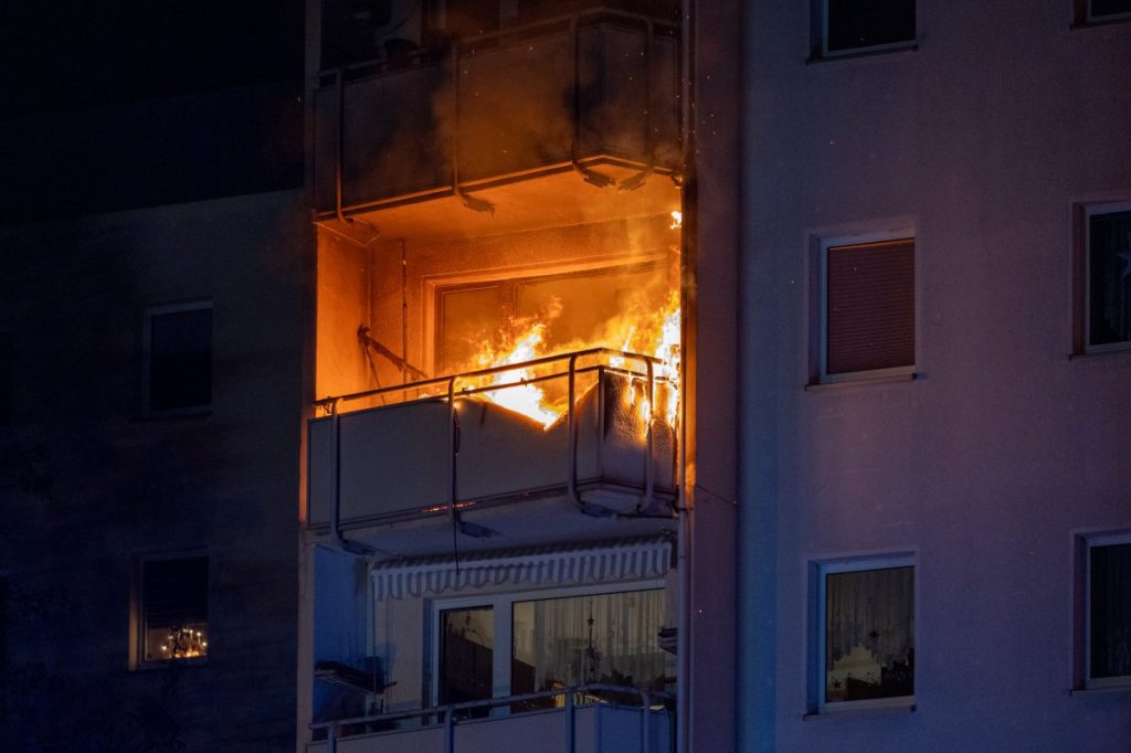 In der Marcel-Paul-Straße in Weimar kam es gegen 0.30 Uhr zu einem Balkonbrand in einem Mehrfamilienhaus. Die Berufsfeuerwehr Weimar und die Freiwillige Feierwehr Weimar-Mitte waren mit mehren Kräften vor Ort.