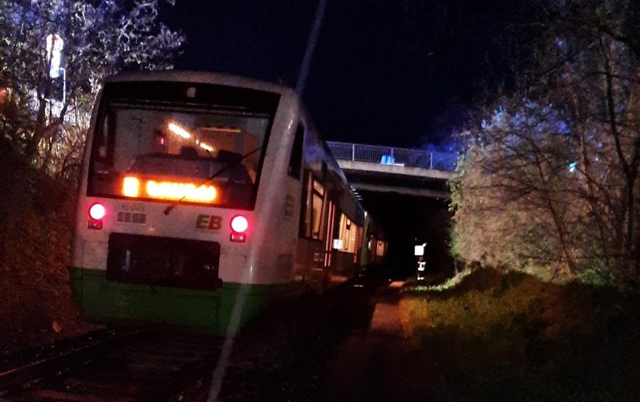 Eine Regionalbahn ist am Dienstagabend bei Pößneck (Saale-Orla-Kreis) gegen mehrere auf den Gleisen liegende Schilder gefahren.