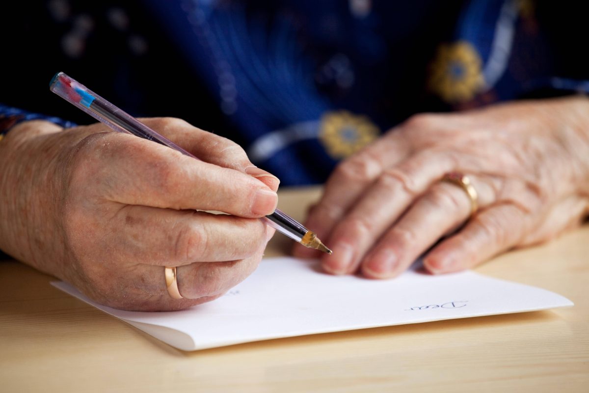 Eine Seniorin aus Thüringen braucht dringend Hilfe. Daher schreibt sie einen Brief. Die Antwort kommt schnell.
