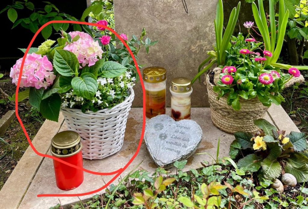 Der weiße Korb mit den Blumen verschwand vom Grab in Weimar.