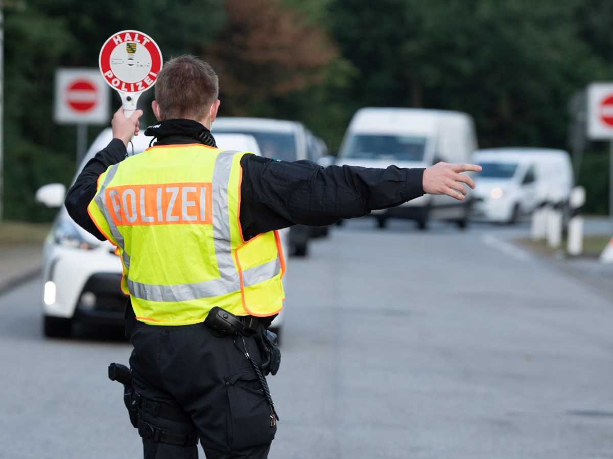 Ein Polizist steht im Rahmen eines Kontrolleinsatzes der Polizeidirektion GÃ¶rlitz mit einer Winkerkelle auf dem Autobahn-Parkplatz Â«LÃ¶bauer WasserÂ» an der Autobahn