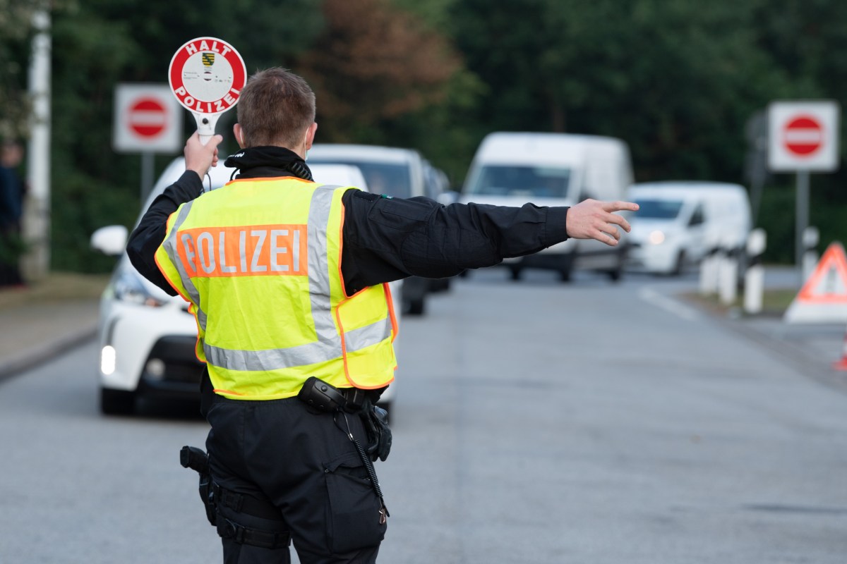 Ein Polizist steht im Rahmen eines Kontrolleinsatzes der Polizeidirektion GÃ¶rlitz mit einer Winkerkelle auf dem Autobahn-Parkplatz Â«LÃ¶bauer WasserÂ» an der Autobahn