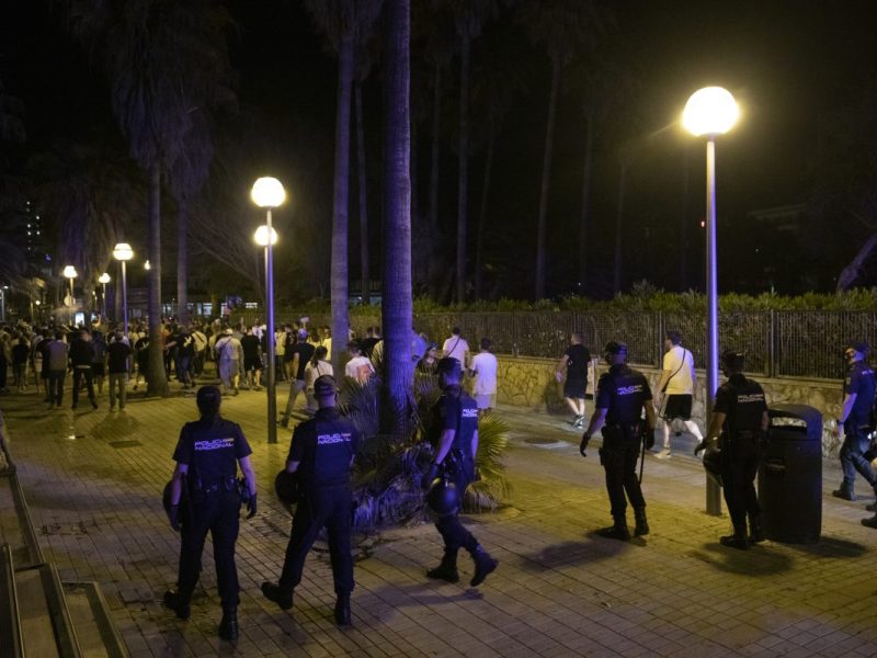 Mallorca: Tumult am Ballermann – plötzlich fliegen Stühle durch die Gegend