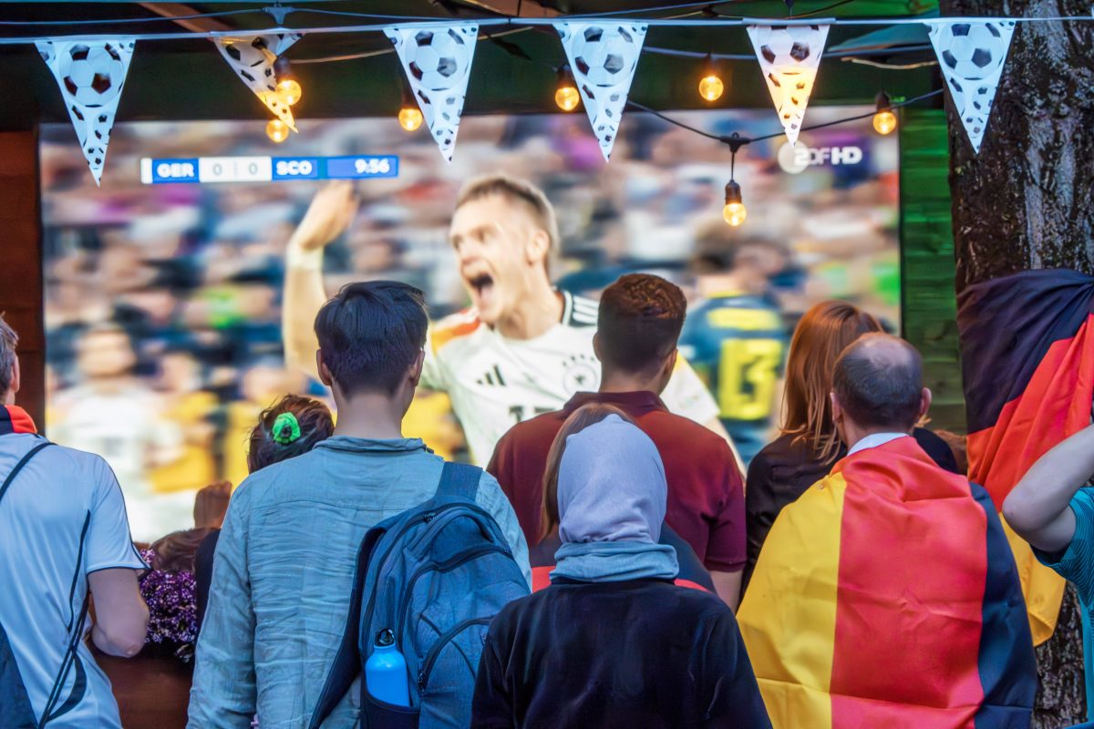 Bei einem Public Viewing in ThÃ¼ringen wird ein Mann verletzt. Ein anderer soll ihm eine heftige Kopfnuss verpasst haben.