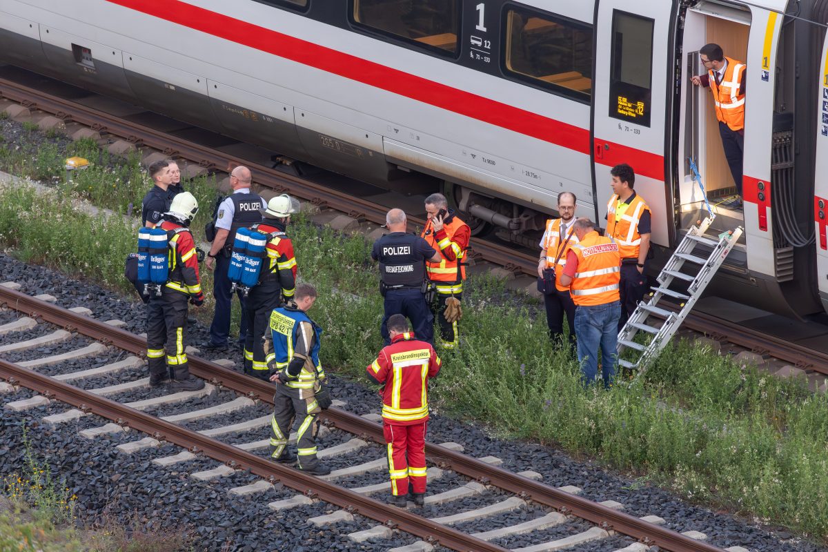 Die Tunnelbasiseinheit, bestehend aus Feuerwehr, Rettungsdienst und Polizei, wurde alarmiert.