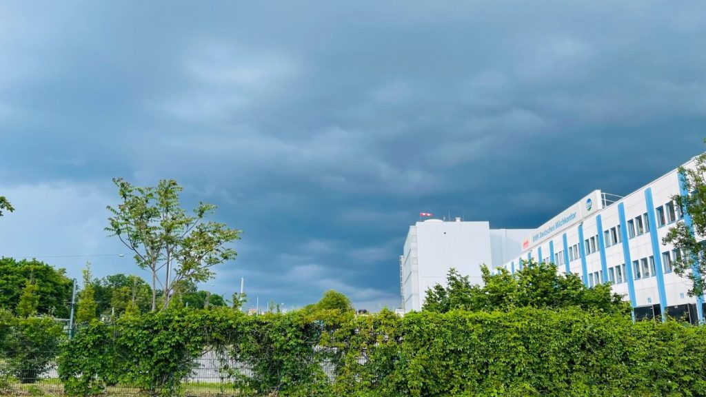 Dunkle Wolken am Abend auch über Erfurt.