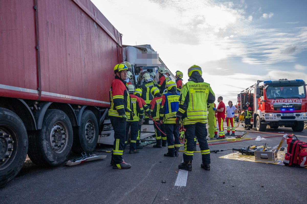 Ein Lkw-Fahrer ist auf der A4 in ThÃ¼ringen schwer verunglÃ¼ckt.