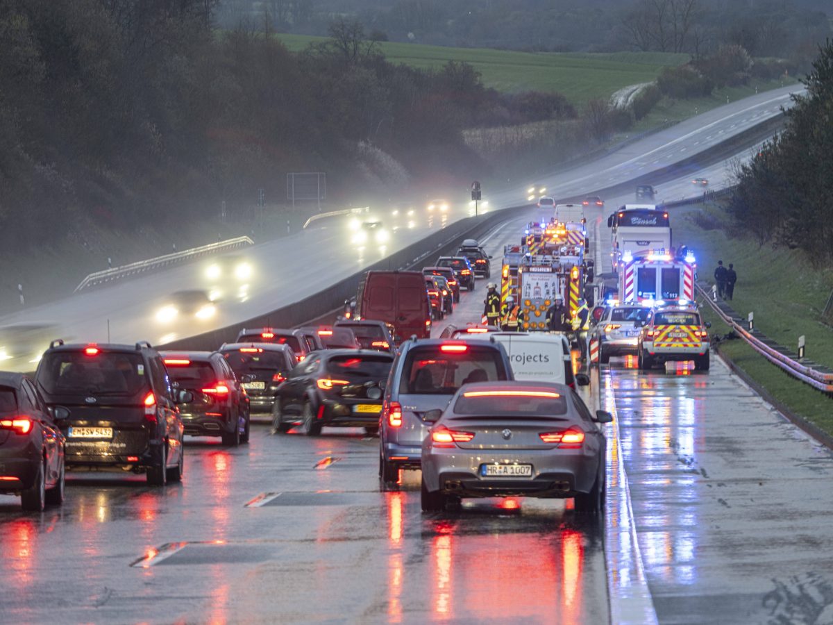 Stau nach einem Unfall auf der Autobahn A5 bei regennasser Fahrbahn in Nieder-Ohmen Hessen Deutschland