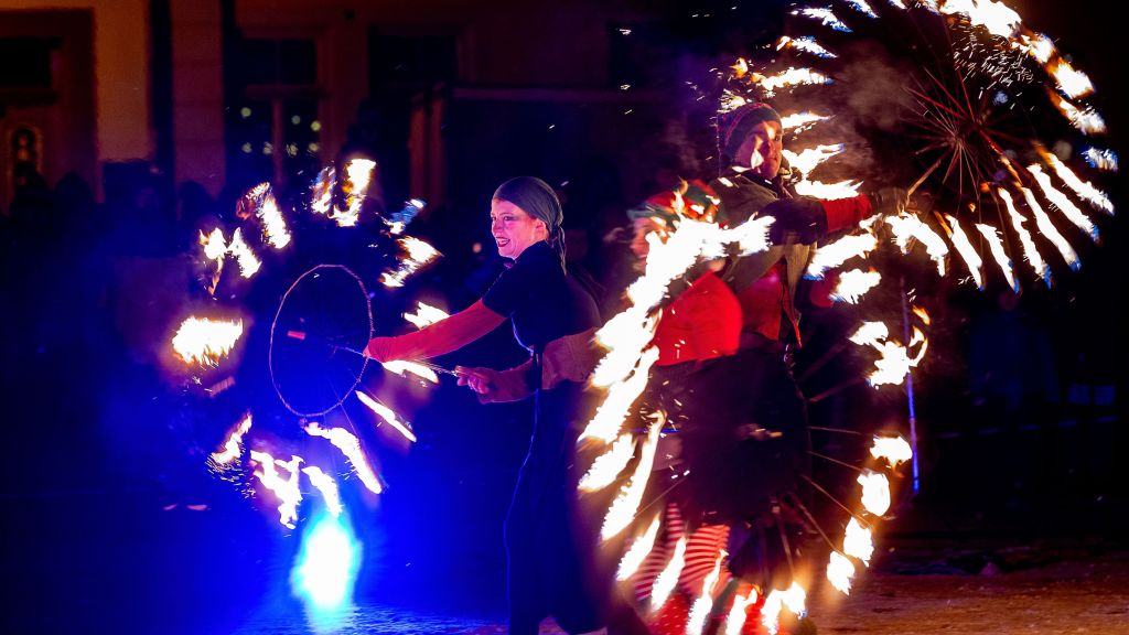 Frau als Feuerkünstler mit Fackeln