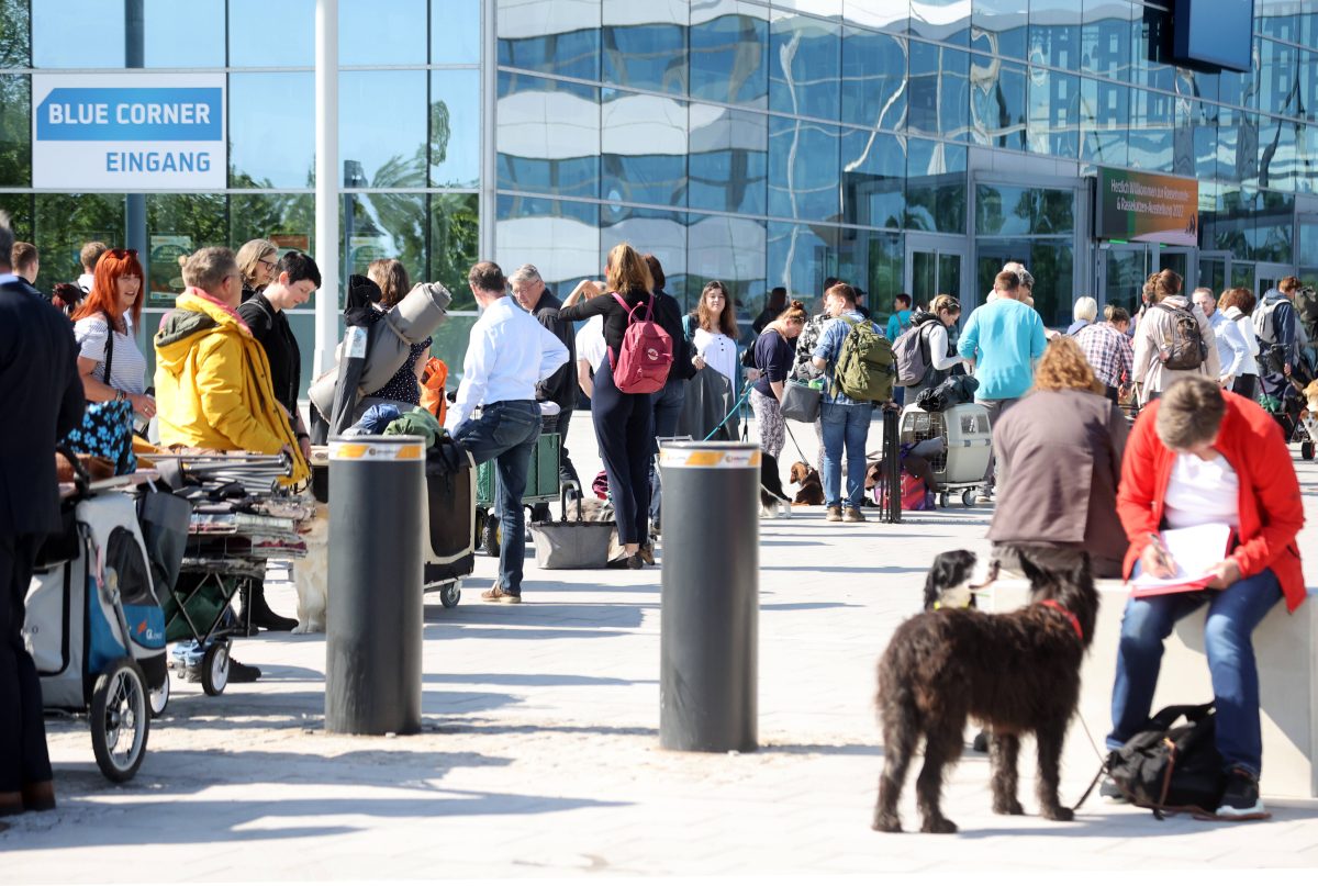 Menschen vor der Erfurter Messehalle