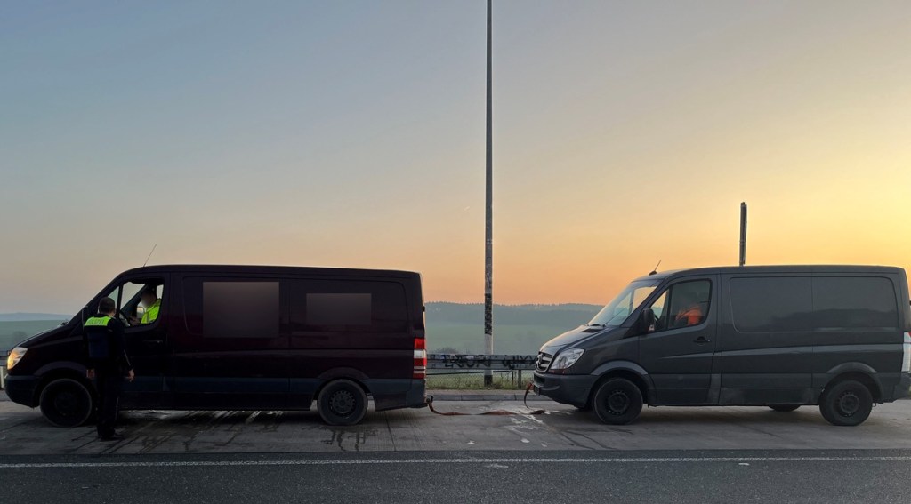 Zwei Kleinbusse auf dem Parkplatz