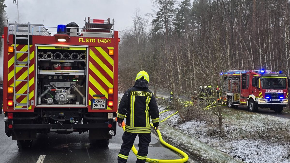 Die Einsatzkräfte führten unverzüglich umfangreiche Löschmaßnahmen durch, um das Feuer unter Kontrolle zu bringen. Nach Abschluss der Löscharbeiten wurden die Fahrzeuge geborgen, und die Unfallstelle wurde gesichert.