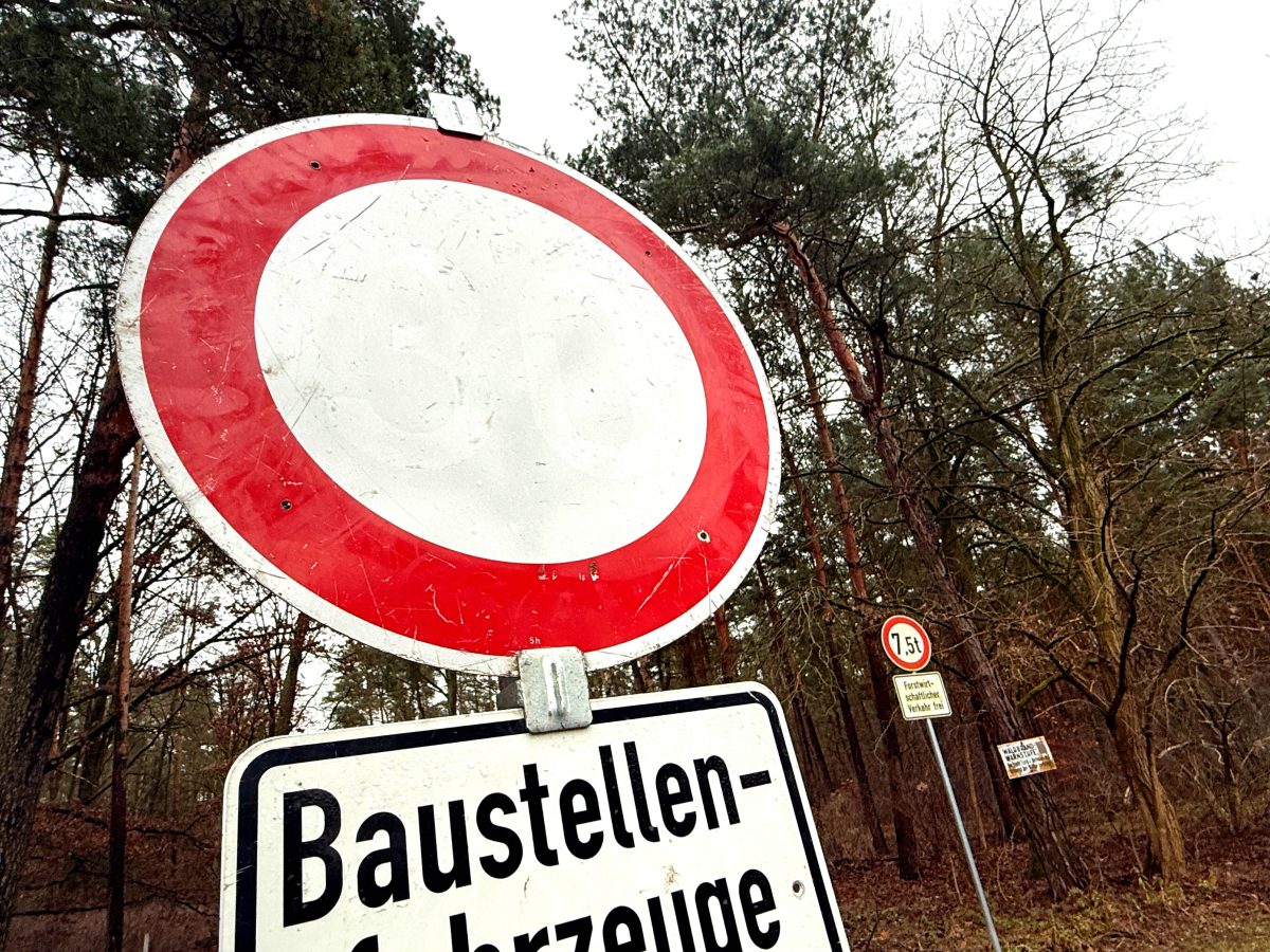 Verkehrsschild Durchfahrtsverbot Straßensperrung Baustelle (Symbolbild)