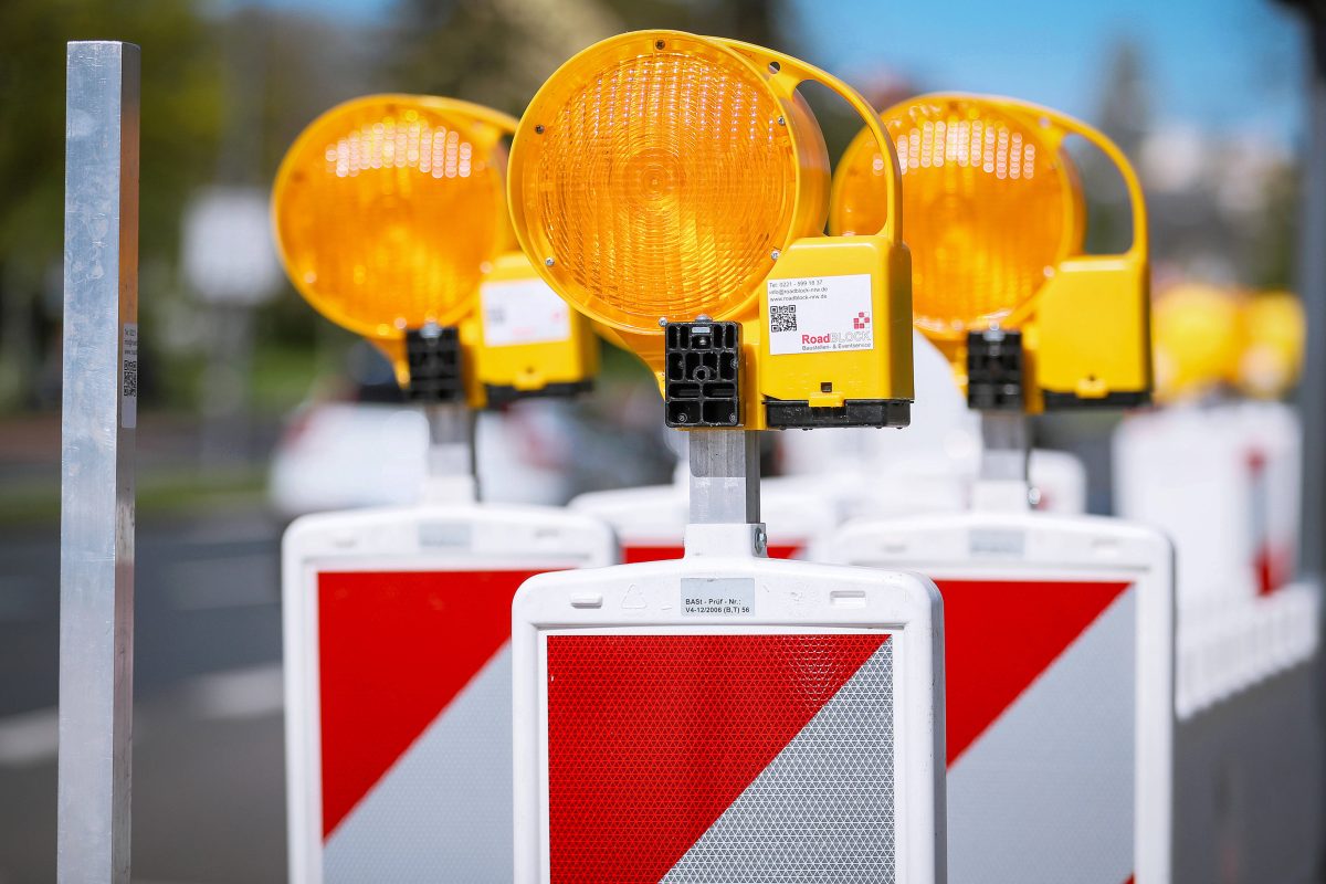 Eine StraÃŸensperrung wegen einer Baustelle, Baustellenabsperrung in Erfurt (Symbolbild)