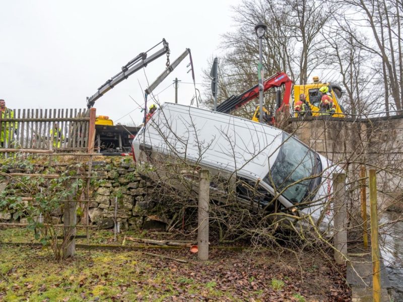 Thüringen: Heftige Szenen im Freistaat! Transporter stürzt in die Tiefe