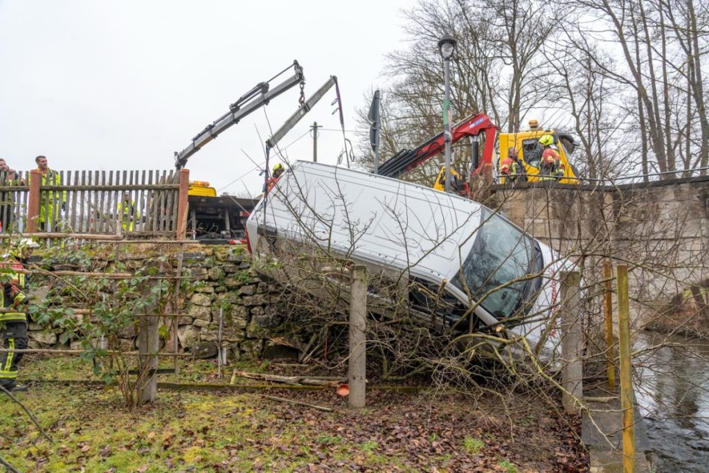 Ein heftiger Unfall hat die Einsatzkräfte in Thüringen in Atem gehalten.