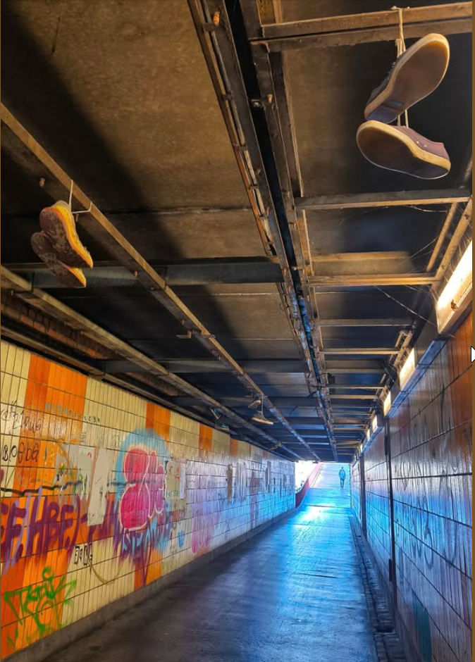 Die "Schuhdeko" im Schmidtstedter Tunnel wirft Fragen auf