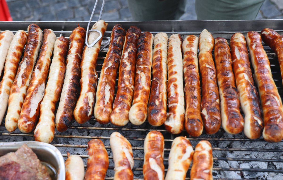 Bratwürste auf einem Holzkohlegrill in Thüringen (Symbolbild)