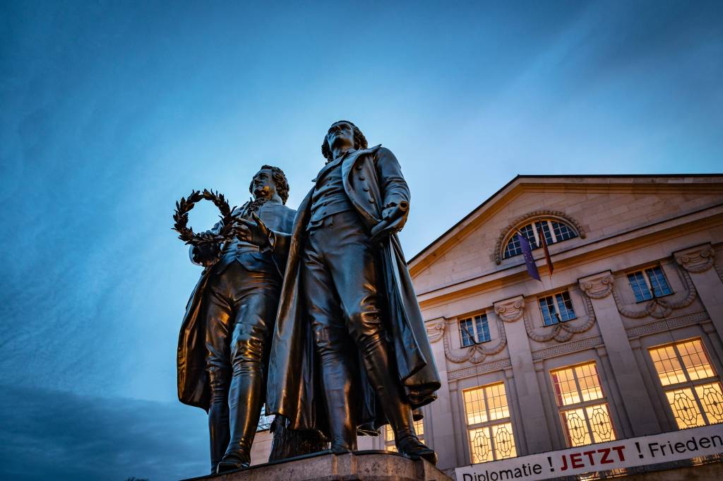 Goethe Schiller Denkmal vor dem Deutschen Nationaltheater - Weimar 
