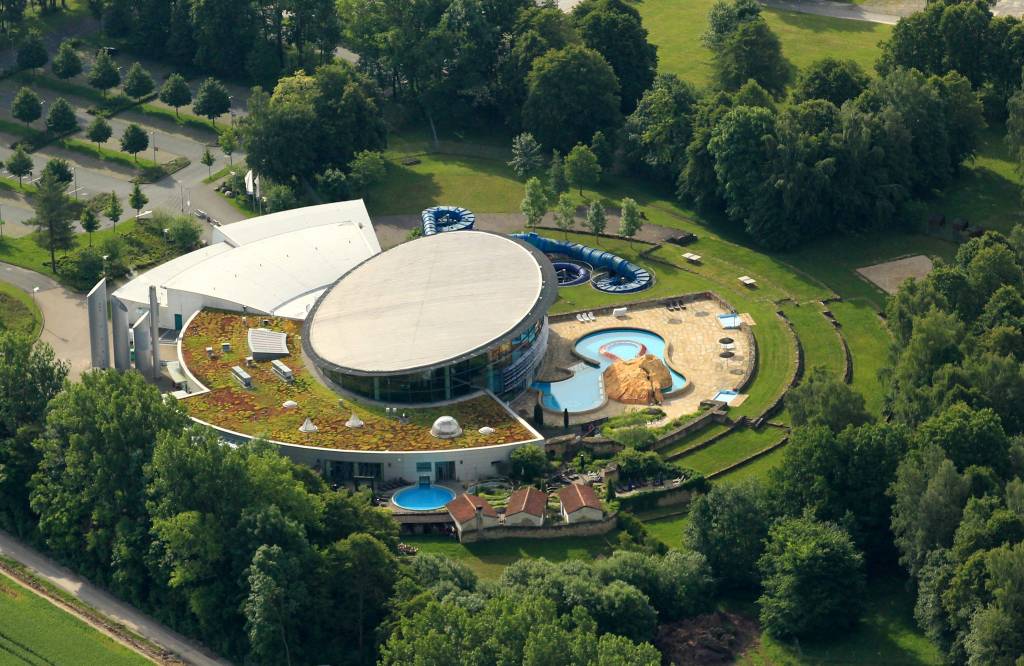 Luftbild der Avenida-Therme am Stausee Hohenfelden
