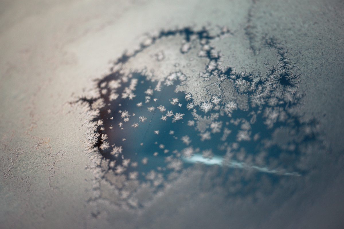 Eingefrorene Windschutzscheibe im Winter in Thüringen (Symbolbild)