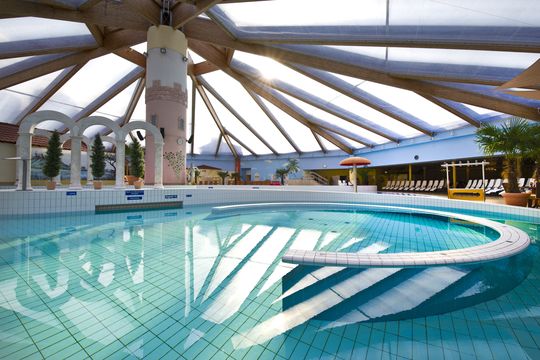 Schwimmbecken in der Kristall-Therme in Bad Klosterlausnitz. 