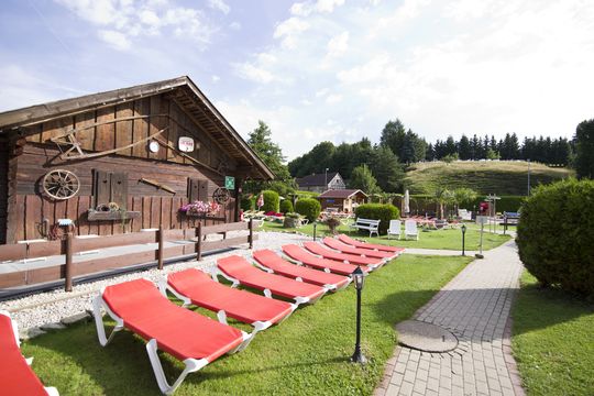 Sonnenliegen in der Kristall-Therme in Bad Klosterlausnitz im Garten