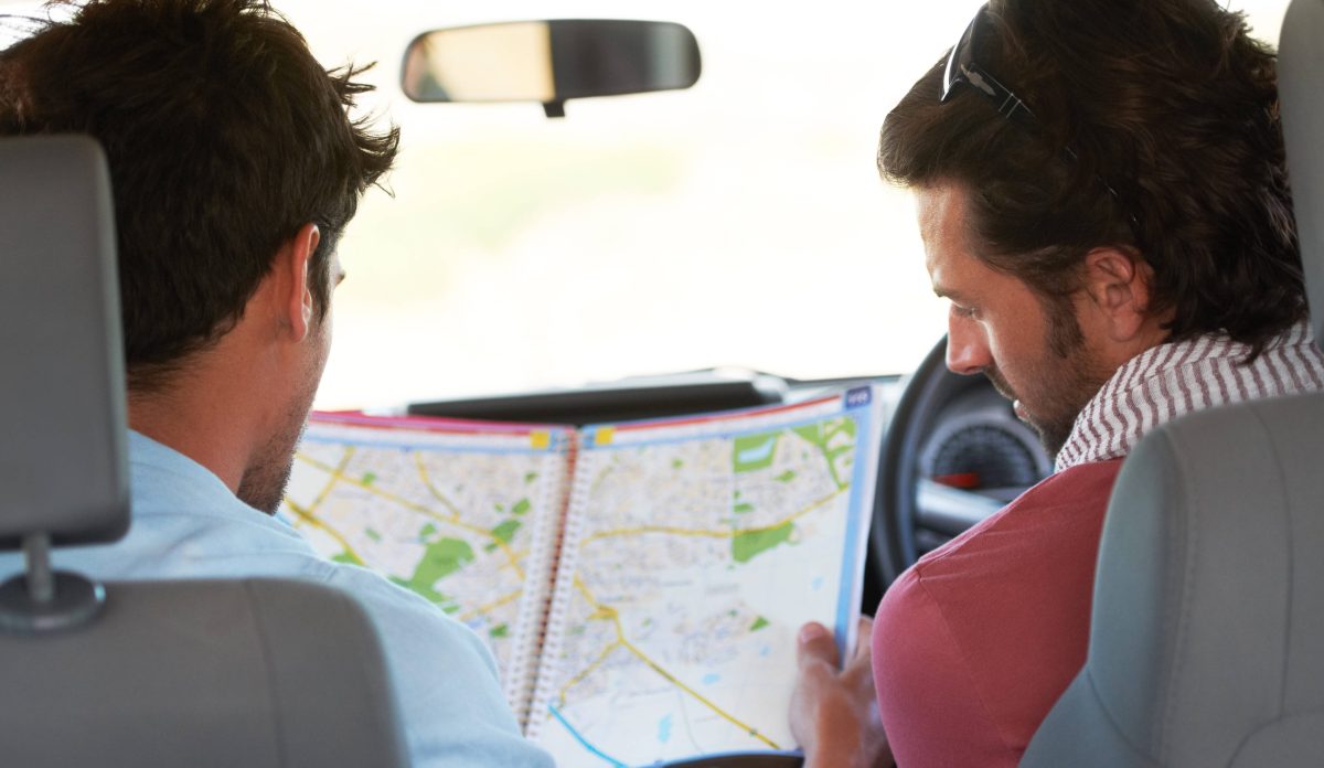 Zwei Männer und eine Landkarte im Auto in Thüringen (Symbolbild)