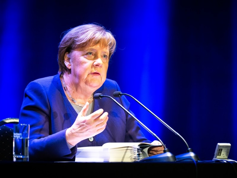 Angela Merkel in Erfurt: Den Seitenhieb gegen Scholz kann sie sich nicht verkneifen