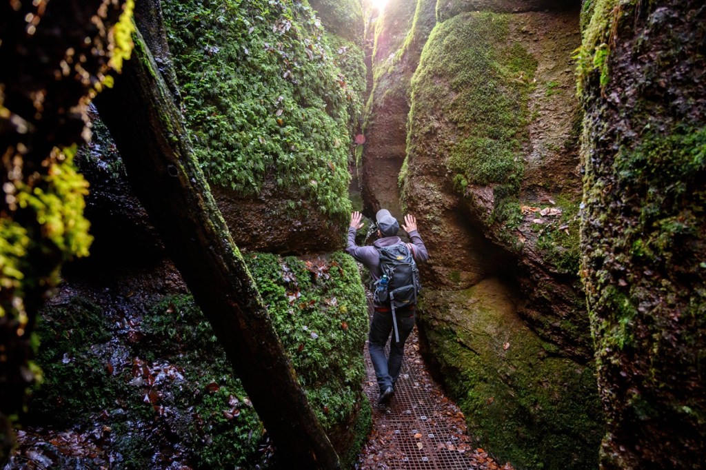 Ein Wanderer laeuft durch die Drachenschlucht. 